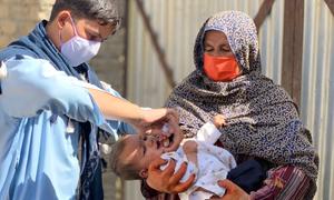 (من الأرشيف) رضيع يتلقى لقاح شلل الأطفال ضمن حملة استهدفت أكثر من ستة ملايين طفل في أفغانستان. 