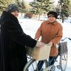 Des femmes reçoivent une aide du Programme alimentaire mondial dans un des Oblast en Ukraine. (archives)