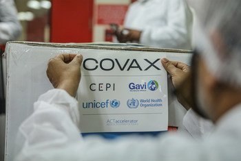 Un trabajador prepara en Puna, India, el cargamento de vacunas COVID-19 que se enviaría a Ghana.