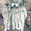 在中国南方湛江市广东医科大学的冠状病毒隔离区，在查房前身穿全套防护服的医生。