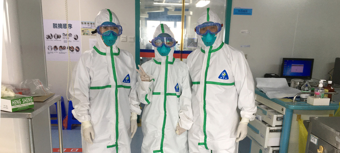 在中国南方湛江市广东医科大学的冠状病毒隔离区，在查房前身穿全套防护服的医生。