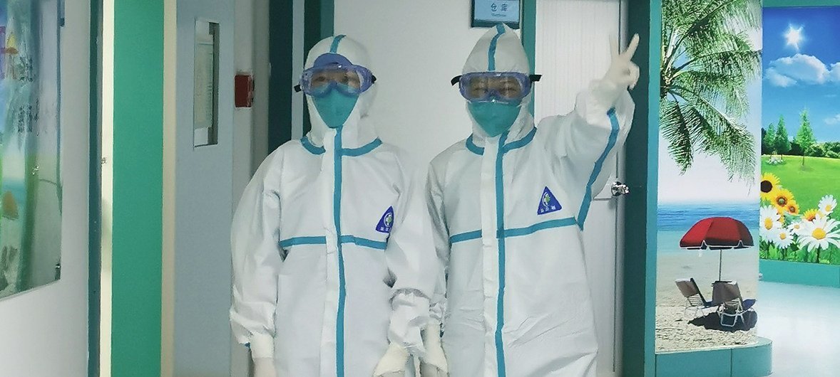 Trabajadores de la salud con los equipos de protección contra el coronavirus en el centro médico universitario de Guangdong, China
