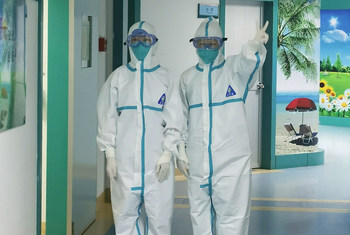 Trabajadores de la salud con los equipos de protección contra el coronavirus en el centro médico universitario de Guangdong, China