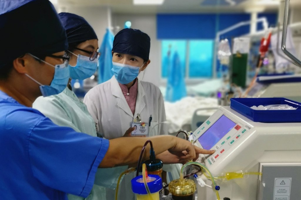 Les médecins du Département de médecine de soins intensifs de l'Université médicale de Guangdong, en Chine, dans l'unité de soins intensifs où des patients sont traités pour le Covid-19.