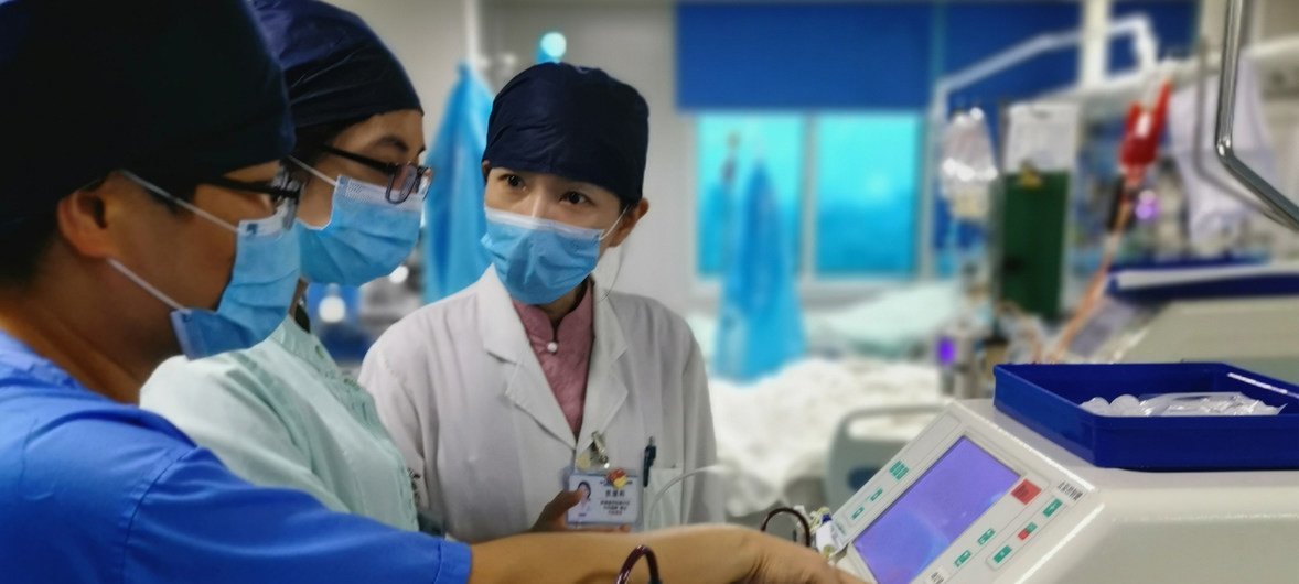 الأطباء في قسم طب العناية المركزة في جامعة قوانغدونغ الطبية يعملون في وحدة العناية المركزة حيث يتم علاج المرضى المصابين بفيروس COVID-19.