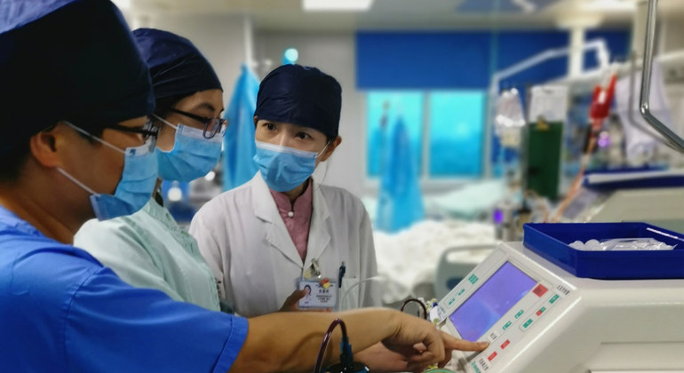 位于湛江的广东医科大学附属医院重症医学科副主任医师张媛莉（左三）在工作中。
