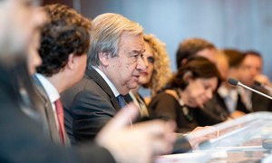 Le Secrétaire général de l'ONU, António Guterres (au centre), préside une réunion sur la pandémie de coronavirus.