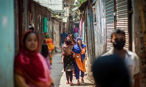 孟加拉国的百姓戴上口罩防控新冠疫情。