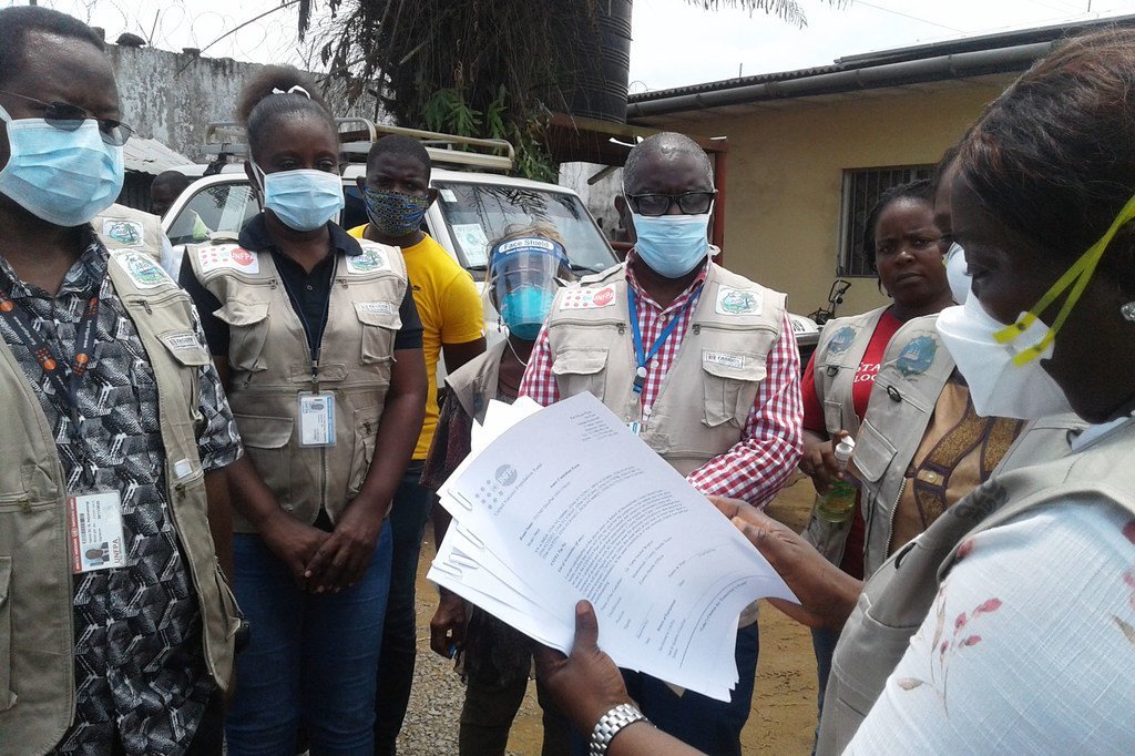 Au Libéria, l'UNFPA collabore avec l'Organisation mondiale de la santé pour codiriger l'effort de surveillance de la Covid-19 et la coordination de la recherche des contacts.