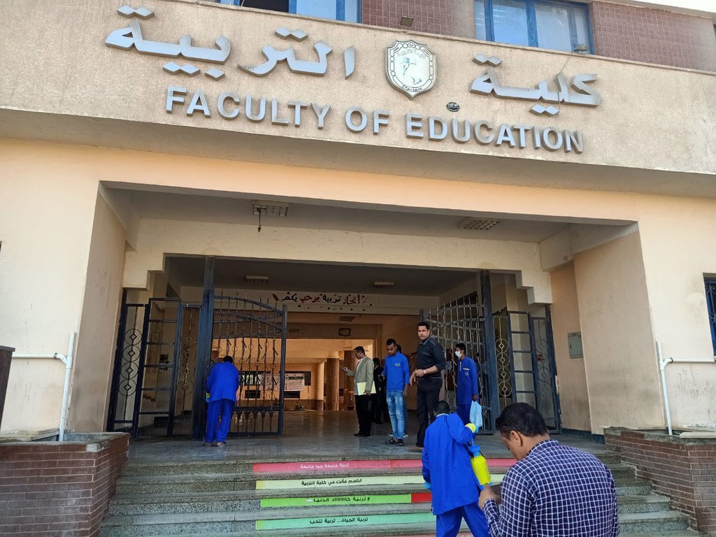 إجراءات التعقيم في مبنى كلية التربية بمصر