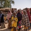 Des enfants réfugiés vont chercher de l'eau dans la région de Maradi, au Niger. 