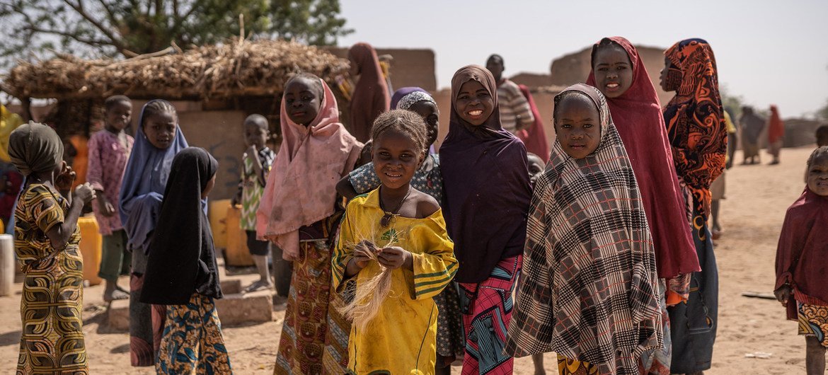 أطفال لاجئون يجلبون المياه في منطقة مارادي في النيجر.
