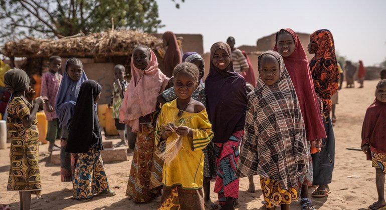 Des enfants réfugiés vont chercher de l'eau dans la région de Maradi, au Niger. 
