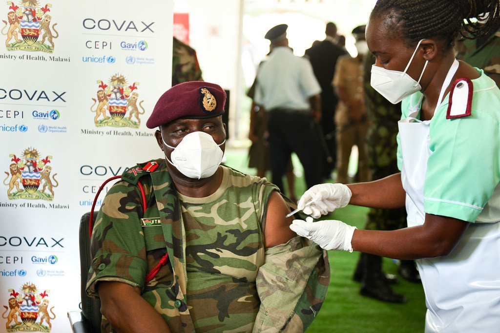 马拉维国防军的一位高级指挥官在接种新冠疫苗。