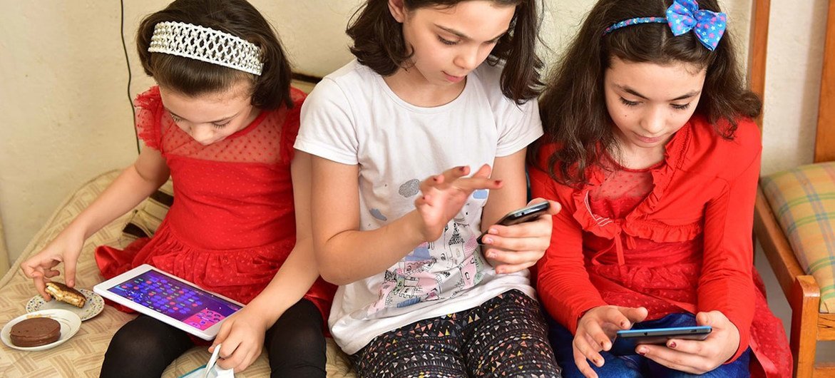 فتيات صغيرات في تركيا يستخدمن أجهزتهن الإلكترونية.