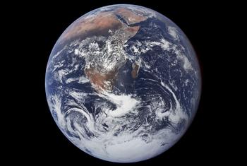 अपोलो 17 के चालक दल ने 1972 में चंद्रमा तक पहुँचने के सफ़र के दौरान पृथ्वी की तस्वीर ली.