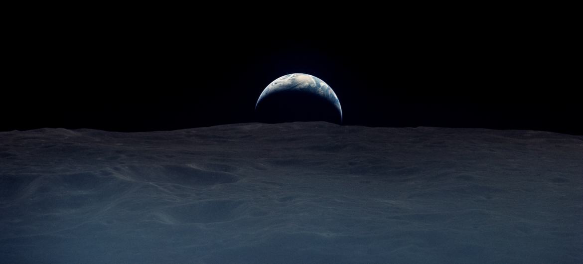 Imagem da Terra capturada pelo astronauta Richard Gordon na Apollo 12