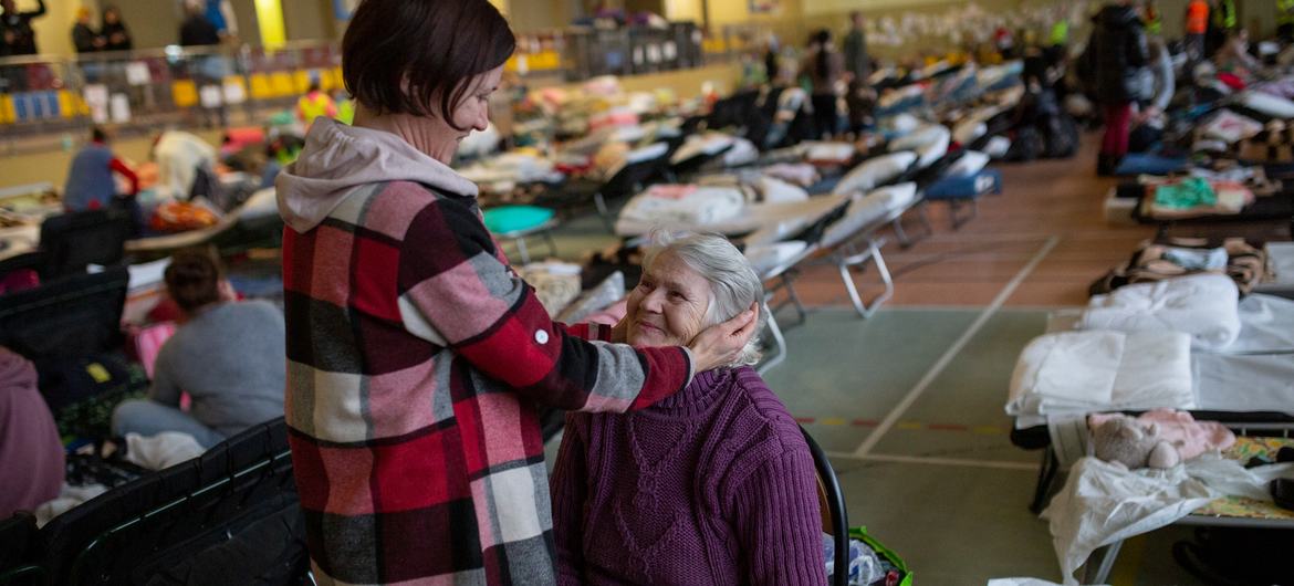 لجأت ناتاليا ووالدتها يوليا ، اللتان فرتا من مدينة خاركيف الأوكرانية، إلى الصالة الرياضية في مدرسة في بلدة ميديكا البولندية.