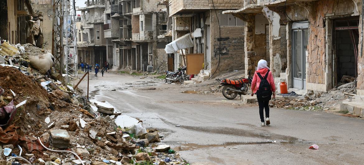 أطفال يمشون في أحد أحياء الزبداني بريف دمشق في سوريا.