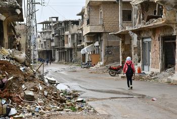 أطفال يمشون في أحد أحياء الزبداني بريف دمشق في سوريا.