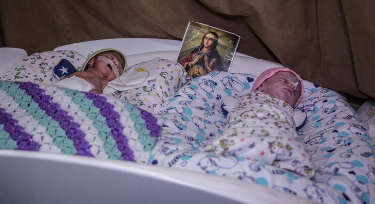 Los recién nacidos son atendidos en la Unidad de Cuidados Intensivos Infantiles, en el Centro Perinatal Regional de Kyiv en Ucrania.