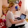 Una niña de diez años estudia en línea durante el confinamiento por COVID-19 en Skopje, en la República de Macedonia del Norte.