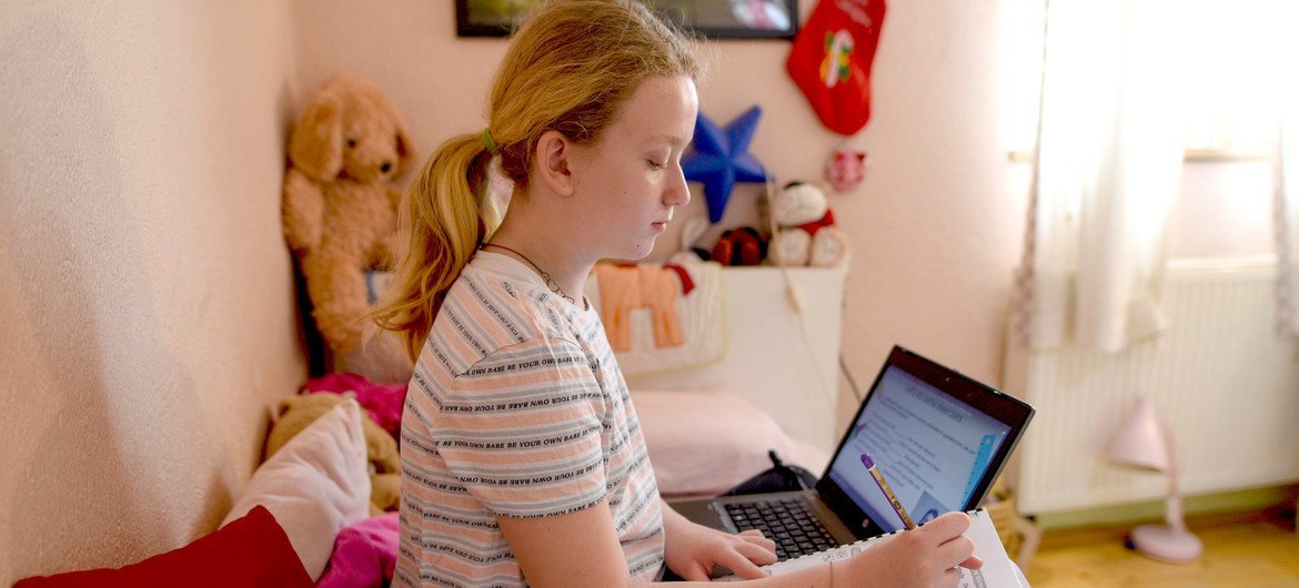 Una niña de diez años estudia en línea durante el confinamiento por COVID-19 en Skopje, en la República de Macedonia del Norte.