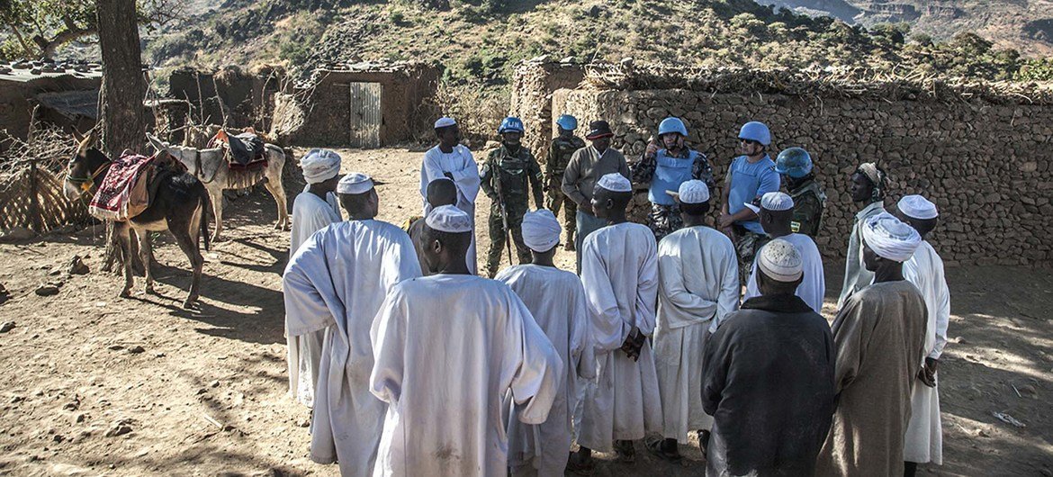 UNAMID peacekeepers interact with local community members during a routine patrol in Siri Sam village, Central Darfur. (file)