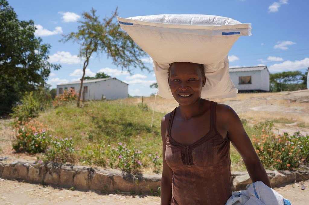 Zimbabwe: Rebecca mama wa watoto watano. Picha: WFP / Claire Nevill