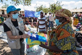 Mwakilishi wa UNICEF nchini Msumbiji, Maria Luisa, (kushoto) akigawa vyandarua vya mbu kwenye kambi ya wakimbizi wa ndani ya Nangua iliyoko Metuge jimboni Cabo Delgado.