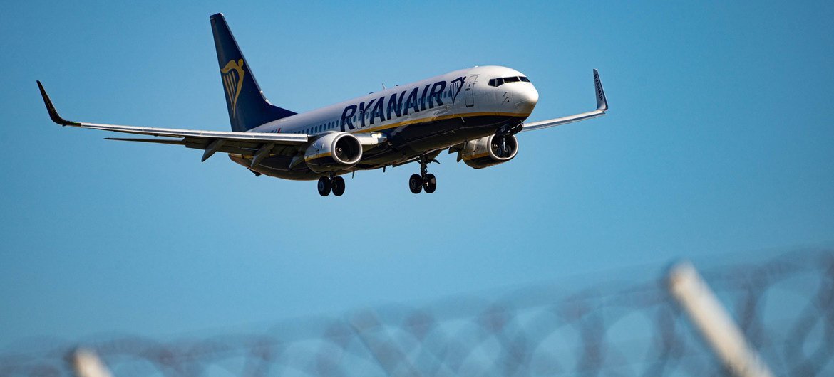 Самолет авиакомпании Ryanair заходит на посадку.