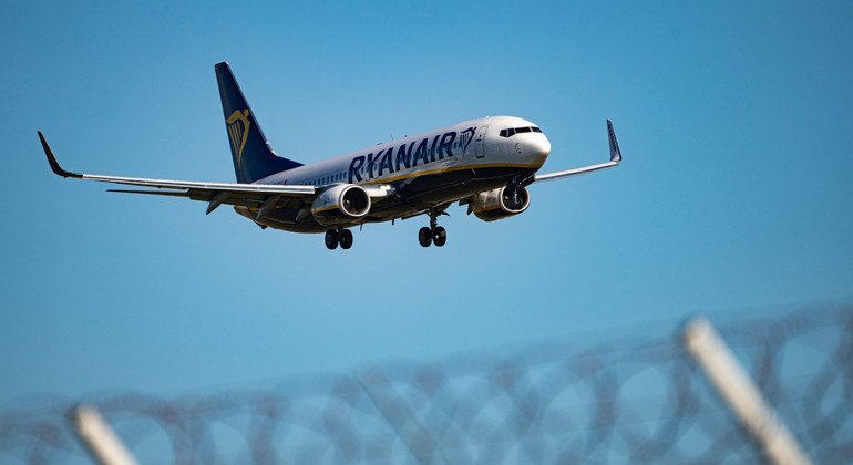 Самолет авиакомпании Ryanair заходит на посадку.