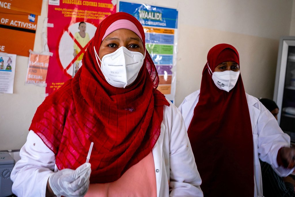 Un agent de santé se prépare à administrer le vaccin anti-Covid-19 à une collègue d'un hôpital à Mogadiscio, en Somalie.