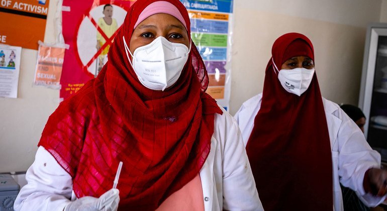 عاملة صحية تستعد لإعطاء لقاح كوفيد-19 لزميلها في مستشفى في مقديشو بالصومال.