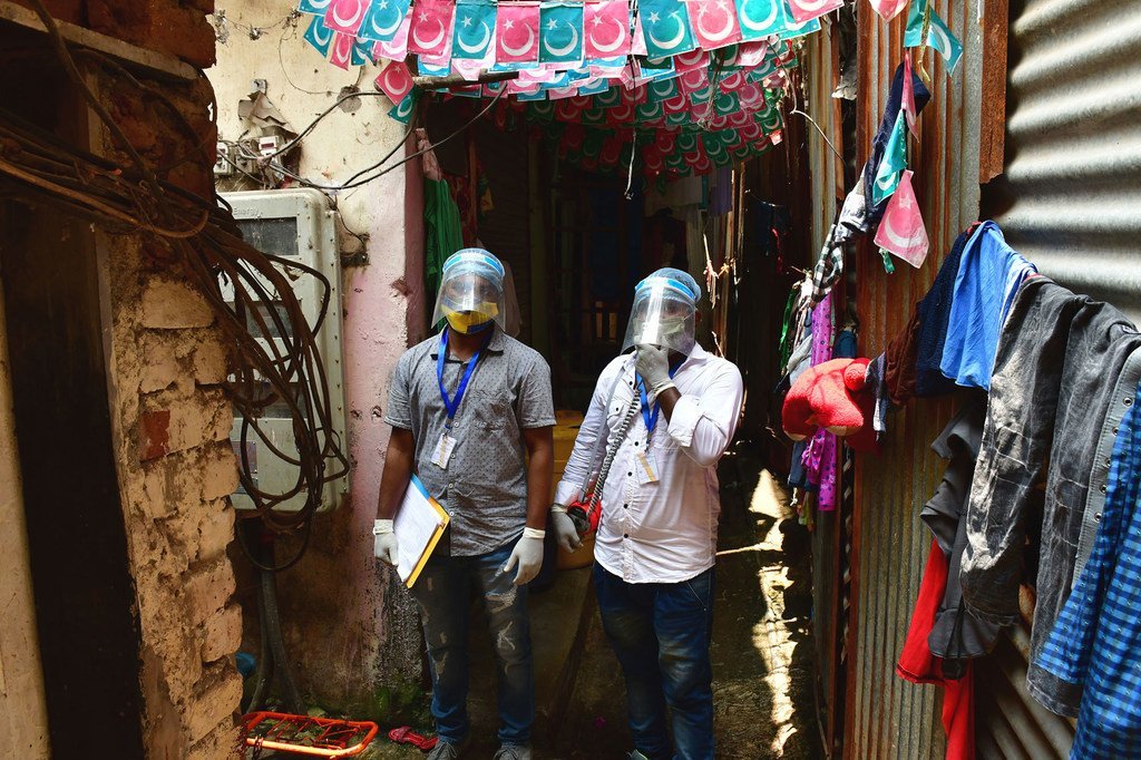 Des agents de santé mènent une campagne de sensibilisation sur la vaccination contre la Covid-19 dans un quartier de Mumbai, en Inde.