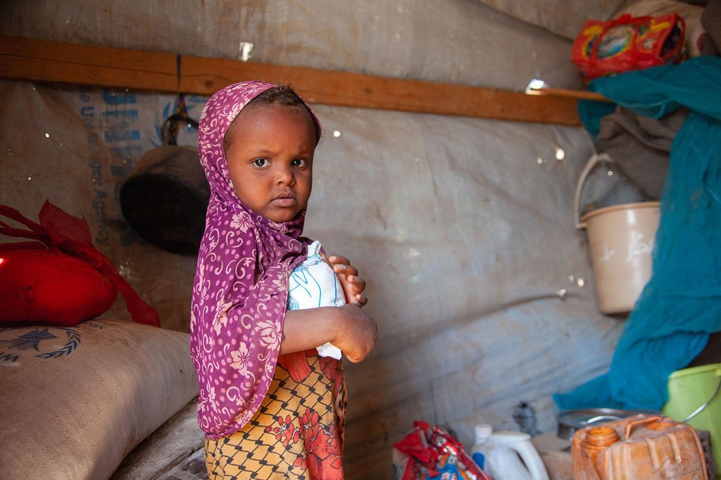 Une fillette de trois ans reçoit une aide alimentaire du PAM dans un abri pour personnes déplacées à Taiz, au Yémen.