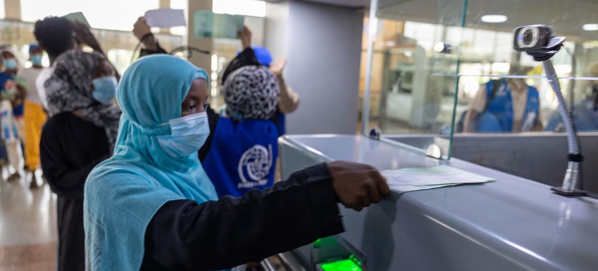 مهاجرون إثيوبيون يستعدون للعودة إلى بلدهم على متن رحلة قامت بترتيبها المنظمة الدولية للهجرة من عدن، اليمن.