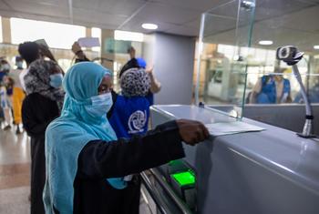 مهاجرون إثيوبيون يستعدون للعودة إلى بلدهم على متن رحلة قامت بترتيبها المنظمة الدولية للهجرة من عدن، اليمن.