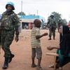 جنود حفظ السلام الذين يخدمون مع مينوسكا، بعثة الأمم المتحدة في جمهورية أفريقيا الوسطى، يقومون بدوريات في العاصمة بانغي.