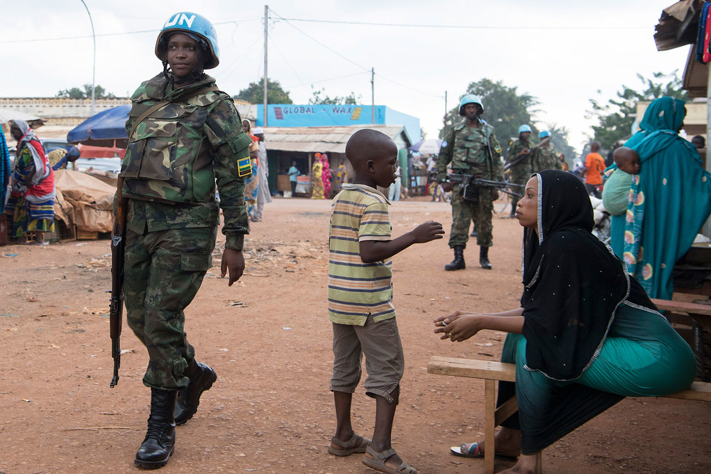 جنود حفظ السلام الذين يخدمون مع مينوسكا، بعثة الأمم المتحدة في جمهورية أفريقيا الوسطى، يقومون بدوريات في العاصمة بانغي.