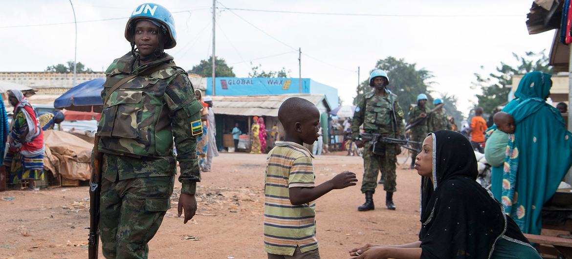 मध्य अफ्रीकी गणराज्य में संयुक्त राष्ट्र मिशन, MINUSCA के साथ सेवारत शांति सैनिक राजधानी बांगुई में गश्त करते हैं।