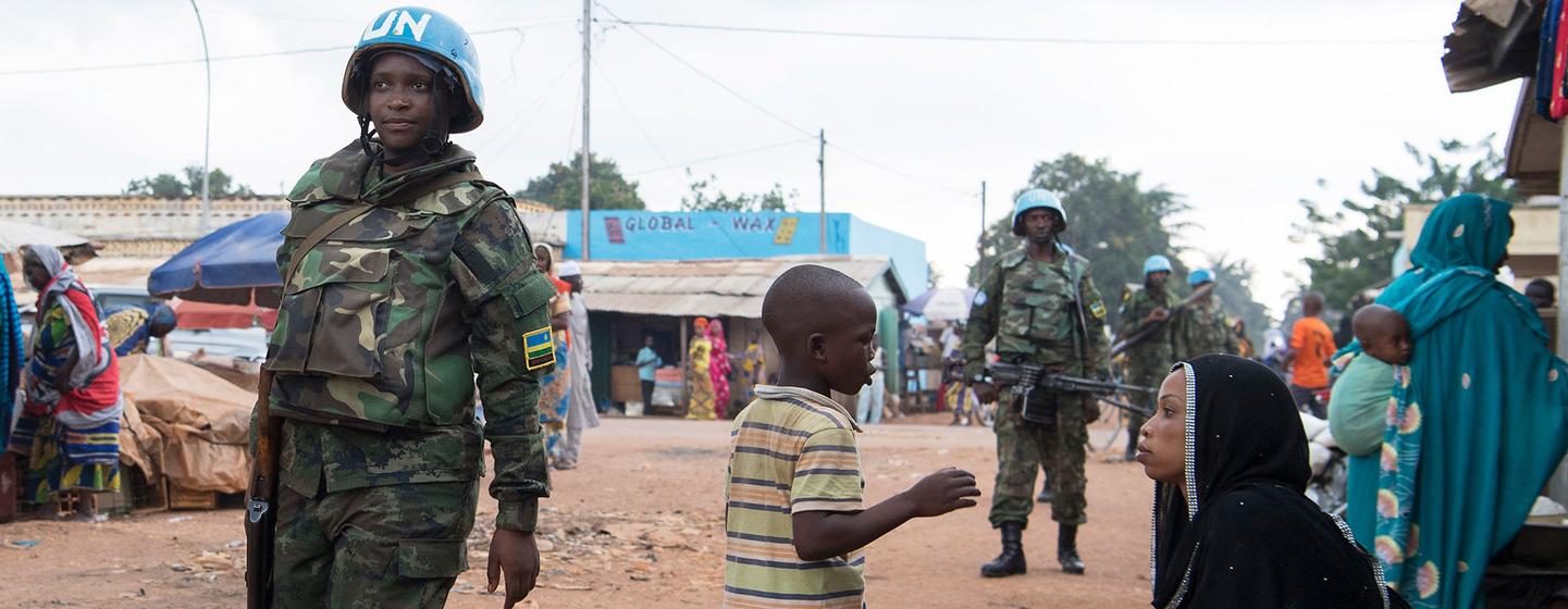 Personal de mantenimiento de la paz de la MINUSCA, la misión de la ONU en la República Centroafricana, patrullando en la capital, Bangui