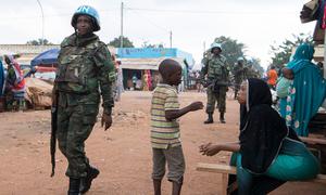 Des soldats de la paix de la MINUSCA, la mission des Nations Unies en République centrafricaine, patrouillent dans la capitale Bangui.