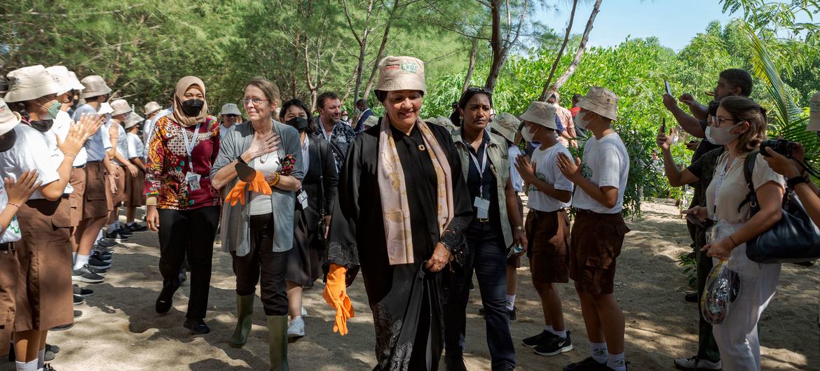 यूएन उप महासचिव आमिना जे मोहम्मद, इण्डोनेशिया में सभी 34 प्रान्तों में, एक करोड़ पेड़ लगाने के एक कार्यक्रम के लिये, बाली में यूएन प्रतिनिधिमण्डल का नेतृत्व करते हुए.