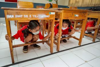 印度尼西亚巴厘岛丹容贝诺阿小学进行防灾演习。