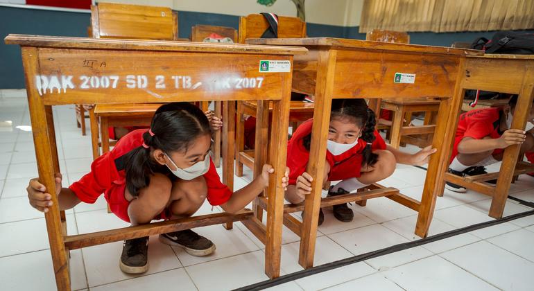Em viagem à Indonésia, vice-secretária-geral Amina Mohammed visitou escola em Bali onde as crianças faziam simulado em caso de tsumani