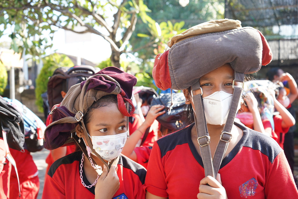 Estudiantes de una escuela en Bali durante un simulacro de evacuación por tsumani.