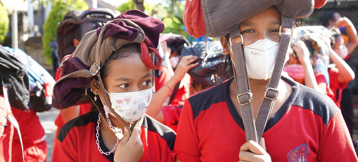 इण्डोनेशिया के बाली में, स्कूली छात्र सूनामी का सामना करने की तैयारी करते हुए.