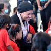 A vice-secretária-geral da ONU, Amina Mohammed, encontra alunos em Bali, Indonésia.