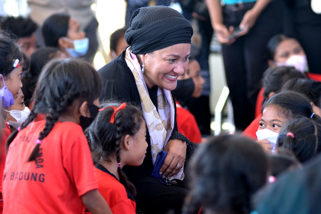 Amina Mohammed se reúne con las estudiantes de la escuela primaria Tanjong Benoa en Bali, Indonesia.